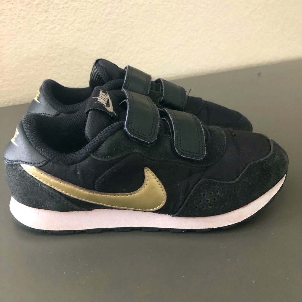 Kids Nike MD Valiant size 2Y